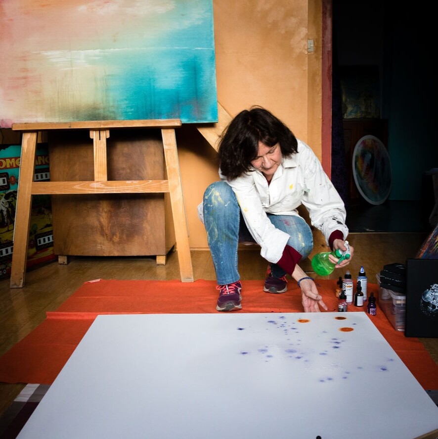 Démonstration de peinture aux encres à alcool sur plexiglas